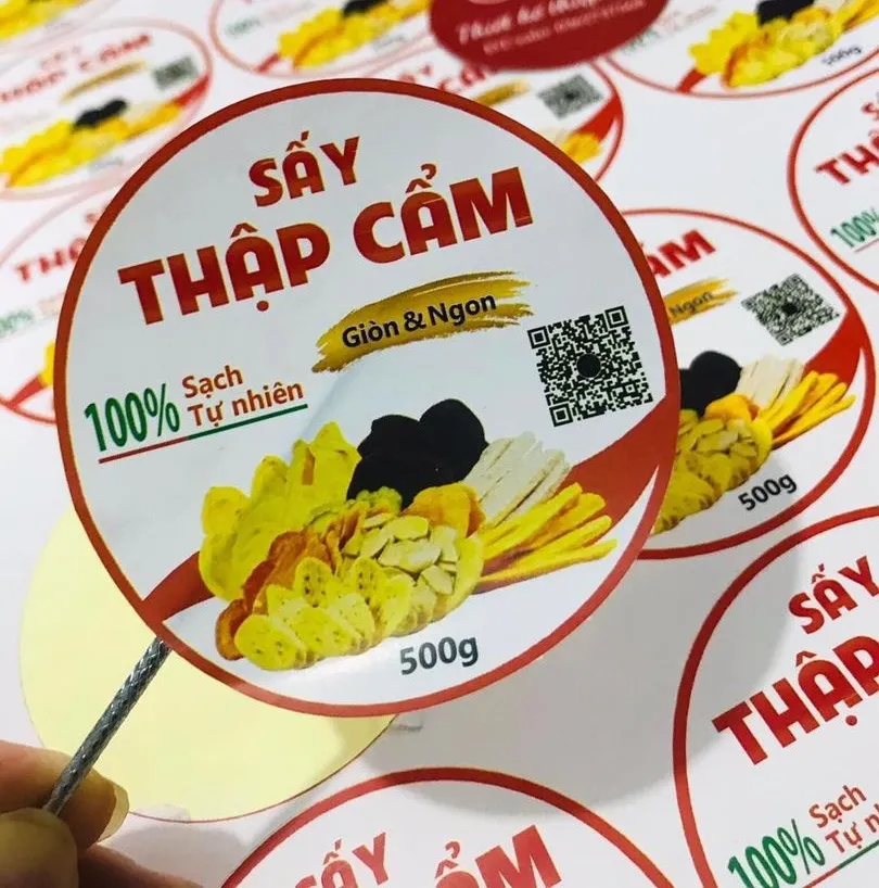 Mặt trước của decal là lớp màng in hình ảnh, logo, chữ hoặc hoa văn, được bảo vệ bởi lớp cán bóng/mờ giúp chống trầy xước, chống nước, chống phai màu.