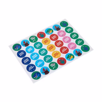 So sánh tem dán UV DTF và sticker