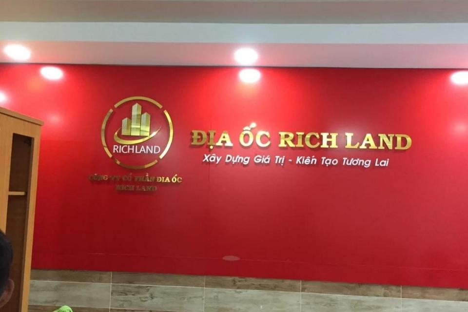 Bảng hiệu mica cho văn phòng