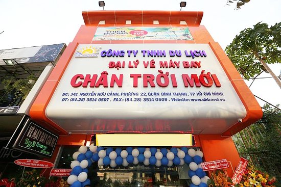Các yếu tố chính ảnh hưởng đến giá làm bảng hiệu mica