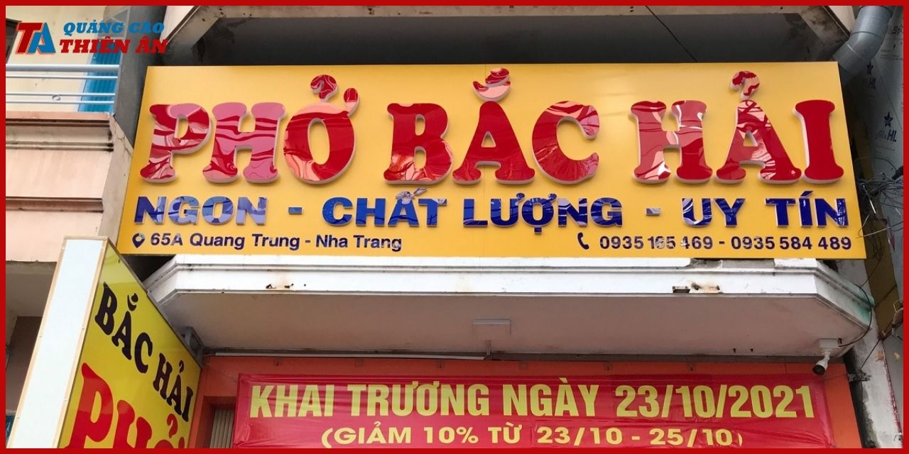 So sánh bảng hiệu mica với các loại bảng hiệu khác (như alu, inox, gỗ) So sánh bảng hiệu mica với bảng hiệu alu