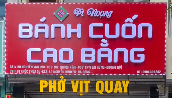 So sánh bảng hiệu mica với các loại bảng hiệu khác (như alu, inox, gỗ) So sánh bảng hiệu mica với bảng hiệu inox