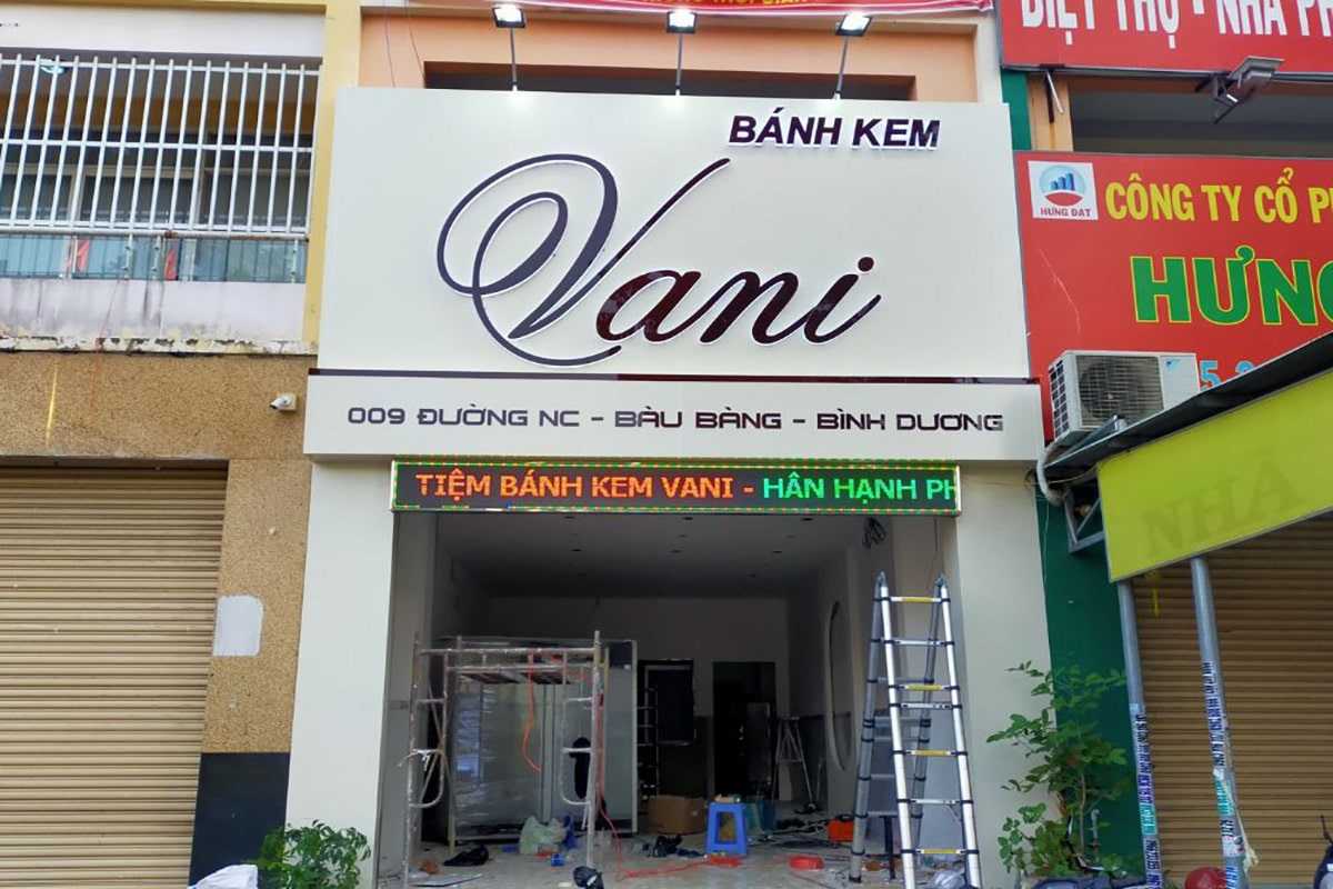 So sánh bảng hiệu mica với các loại bảng hiệu khác (như alu, inox, gỗ) So sánh bảng hiệu mica với các loại bảng hiệu khác (như alu, inox, gỗ)