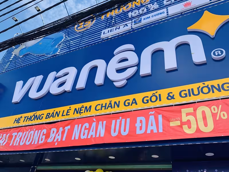Tại sao bảng hiệu mica lại được ưa chuộng trong ngành quảng cáo? Ưu điểm vượt trội của bảng hiệu mica trong quảng cáo