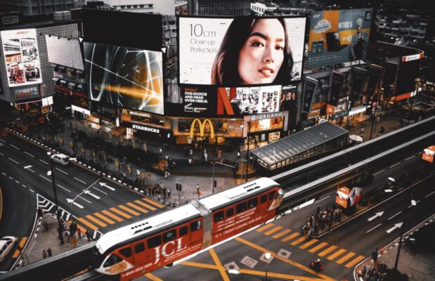 Quảng cáo kỹ thuật số ngoài trời (Digital Out-of-Home - DOOH)