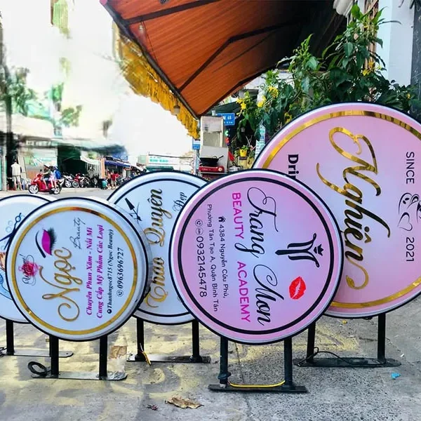 Biển vẫy mica là một trong những giải pháp quảng cáo hiệu quả được nhiều doanh nghiệp lựa chọn hiện nay