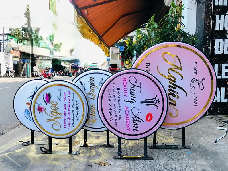 Biển vẫy mica là một trong những giải pháp quảng cáo hiệu quả được nhiều doanh nghiệp lựa chọn hiện nay