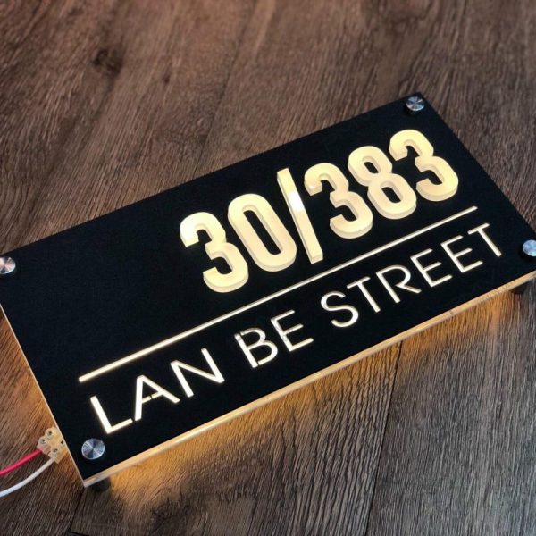 Ưu điểm vượt trội của bảng số nhà nhôm đúc là khả năng chống chịu thời tiết tốt, không bị oxi hóa và có thể tạo hình với các chi tiết phức tạp, tinh tế