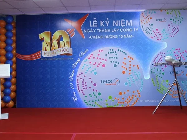 Quá trình thiết kế và in backdrop được thực hiện tỉ mỉ, đảm bảo thông điệp quảng cáo được truyền tải hiệu quả nhất.