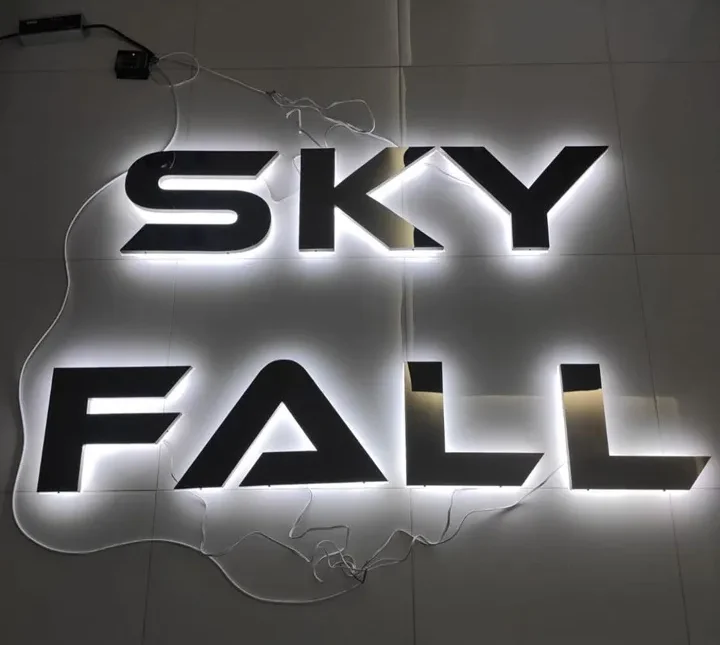 Mica là vật liệu được ưa chuộng nhất trong làm Chữ Nổi Led Hắt Sáng Chân nhờ những ưu điểm vượt trội