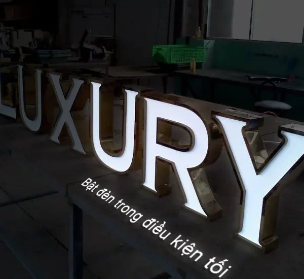 Quảng Cáo 24h sở hữu đội ngũ thiết kế và kỹ thuật viên với hơn 10 năm kinh nghiệm trong lĩnh vực làm chữ inox mặt mica