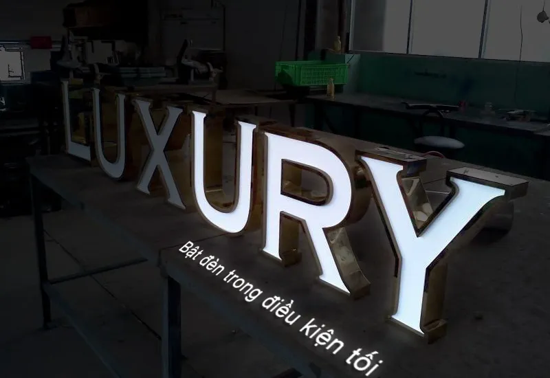 Quảng Cáo 24h sở hữu đội ngũ thiết kế và kỹ thuật viên với hơn 10 năm kinh nghiệm trong lĩnh vực làm chữ inox mặt mica