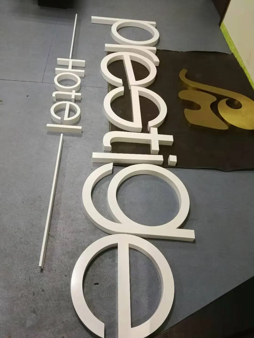 Quảng Cáo 24h cung cấp dịch vụ lắp đặt biển chữ nổi formex chuyên nghiệp