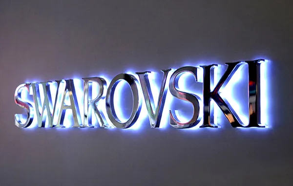 Quảng cáo 24h cung cấp đa dạng mẫu chữ inox hắt sáng chân đẹp phù hợp với mọi phong cách kiến trúc và thương hiệu