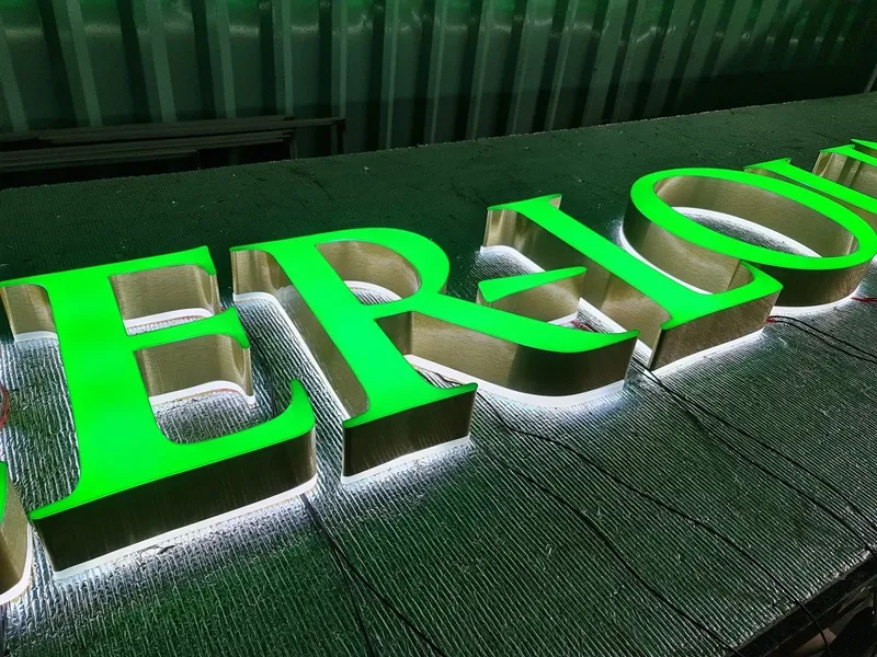 Quy trình thiết kế chữ inox tại Quảng Cáo 24h bắt đầu bằng buổi tư vấn chi tiết với khách hàng