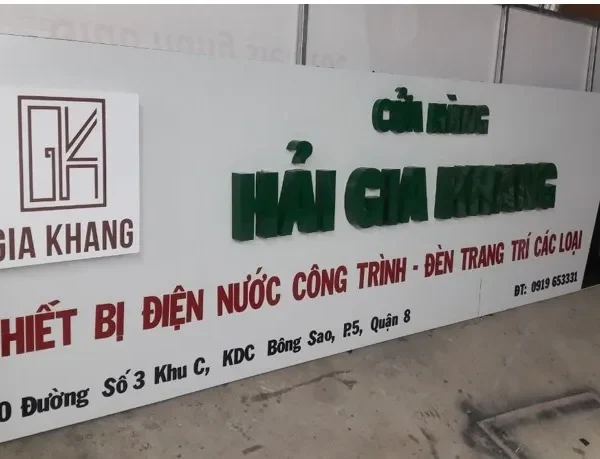Ưu điểm nổi bật của bảng hiệu hộp đèn alu là khả năng tạo hiệu ứng ánh sáng ấn tượng