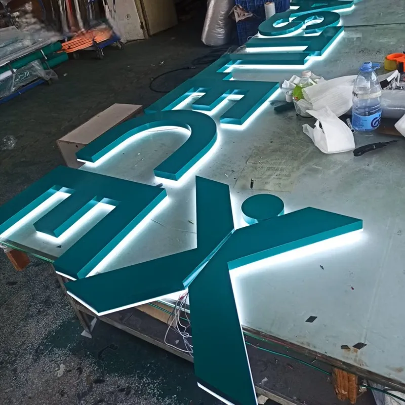 Xu hướng chữ inox nổi kết hợp với hệ thống chiếu sáng đang ngày càng được ưa chuộng trong năm 2025