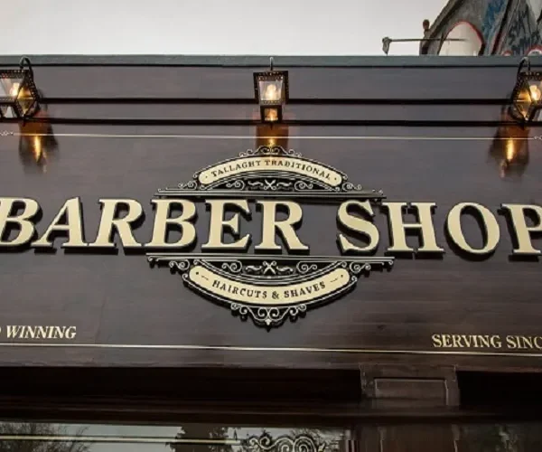 Bảng quảng cáo barber shop chữ nổi thường được làm từ các chất liệu như mica, đồng, inox hoặc gỗ