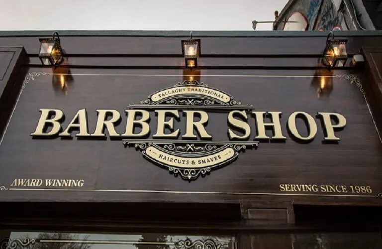Bảng quảng cáo barber shop chữ nổi thường được làm từ các chất liệu như mica, đồng, inox hoặc gỗ
