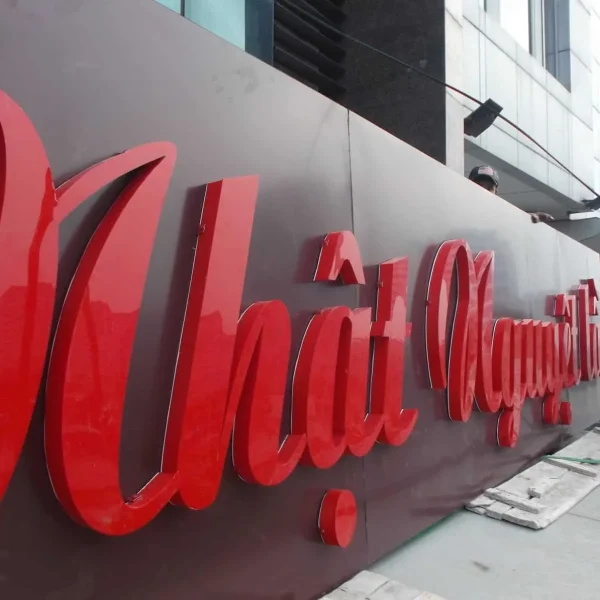 Cấu trúc và kiểu dáng của chữ mica cũng rất đa dạng, mỗi loại đều mang đến hiệu quả thẩm mỹ và chức năng khác nhau