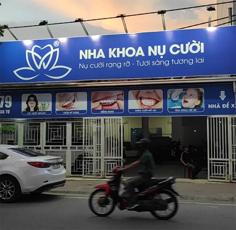 Việc lựa chọn một mẫu biển quảng cáo nha khoa đẹp là bước quan trọng để tạo ấn tượng đầu tiên với khách hàng tiềm năng