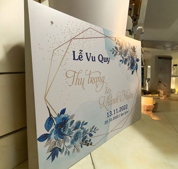 Giá in phông bạt tại Quảng Cáo 24h được tính dựa trên nhiều yếu tố như loại chất liệu, kích thước, số lượng và yêu cầu gia công