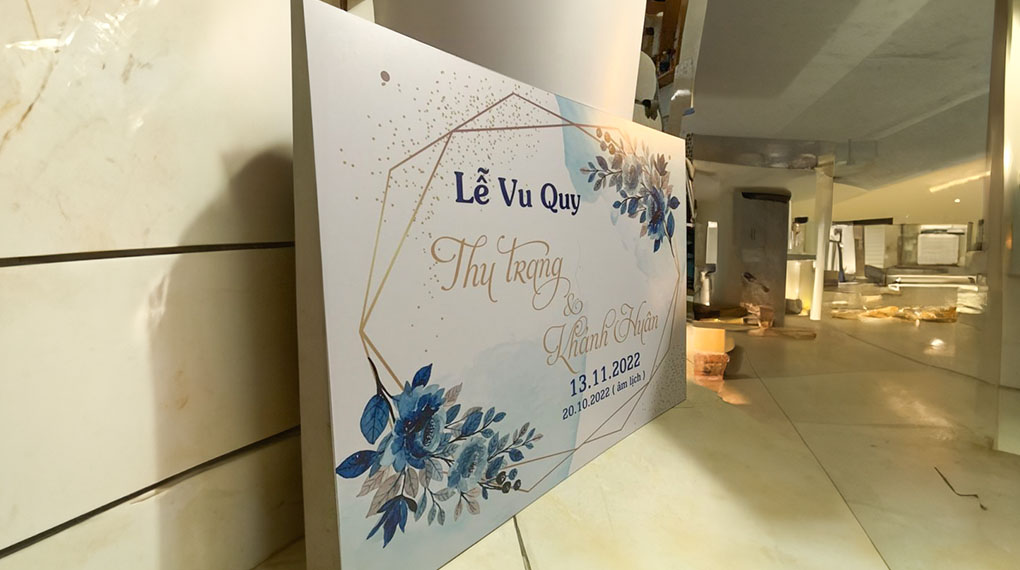 Giá in phông bạt tại Quảng Cáo 24h được tính dựa trên nhiều yếu tố như loại chất liệu, kích thước, số lượng và yêu cầu gia công