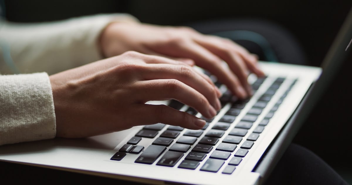 Test Keyboard online là giải pháp đơn giản, hiệu quả để bạn tự kiểm tra và phát hiện sớm các lỗi bàn phím ngay trên trình duyệt, từ đó có biện pháp vệ sinh, sửa chữa hoặc thay thế kịp thời