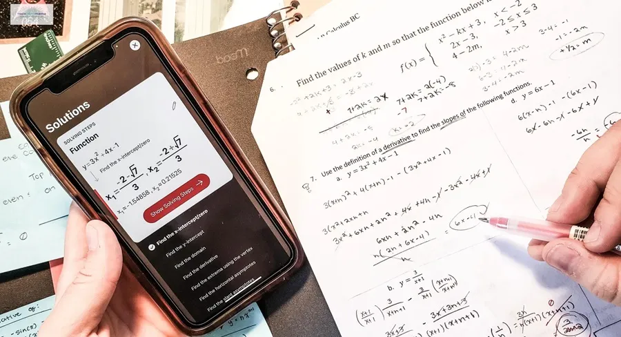 Tải Ngay Những App Giải Toán Này Nếu Muốn Giải Toán Nhanh Gấp 10 Lần Bình Thường! Một trong những tính năng đột phá và được yêu thích nhất của các ứng dụng giải bài toán hiện đại chính là khả năng "nhìn" và giải toán qua camera