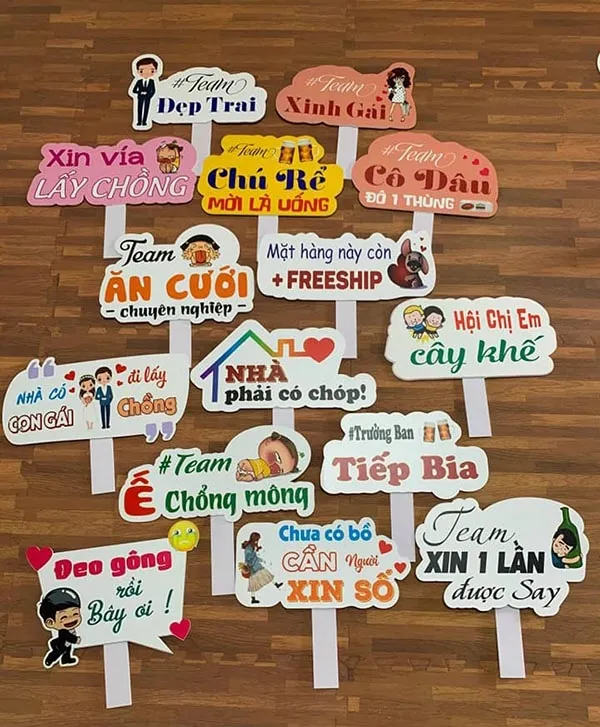 Hashtag cầm tay đám cưới không chỉ là một đạo cụ chụp ảnh, mà còn là cách để bạn kể câu chuyện tình yêu của mình một cách ngắn gọn, súc tích và đầy cảm hứng