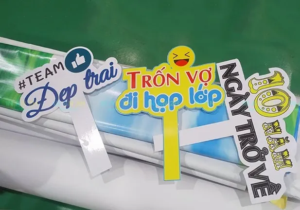 Hashtag cầm tay sự kiện không chỉ là một đạo cụ chụp ảnh mà còn là công cụ marketing mạnh mẽ, giúp tăng độ nhận diện thương hiệu và tương tác trực tuyến