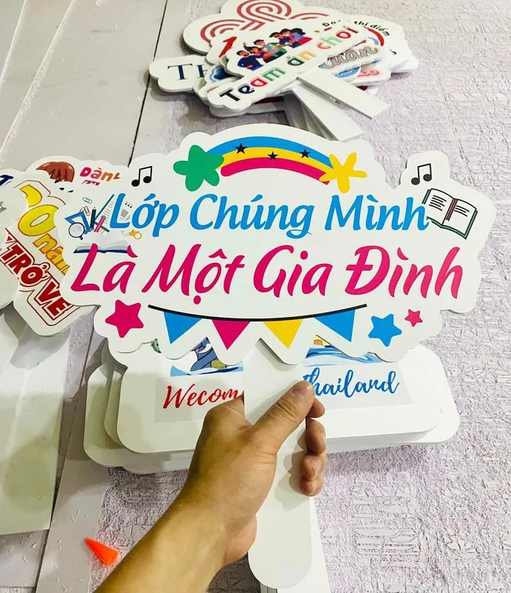 Nếu bạn muốn tiết kiệm thời gian, IN NHANH cung cấp dịch vụ in ấn hashtag cầm tay sự kiện chuyên nghiệp, đảm bảo chất lượng và giao hàng nhanh