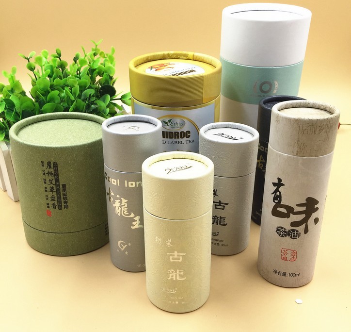 Đặt sản xuất và in hộp giấy tròn theo yêu cầu là một quá trình đòi hỏi sự chuẩn bị kỹ lưỡng, từ thiết kế, chọn xưởng, đến kiểm tra chất lượng