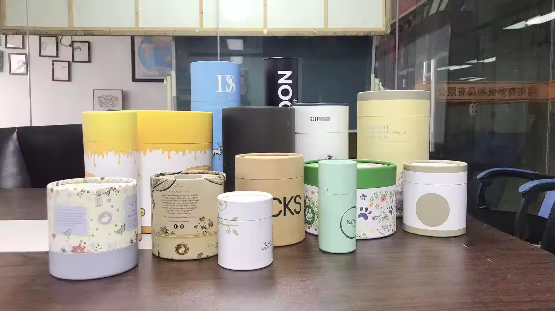 Hộp giấy tròn đựng quà không chỉ là vật dụng đơn thuần mà còn là tác phẩm nghệ thuật giúp nâng tầm giá trị món quà