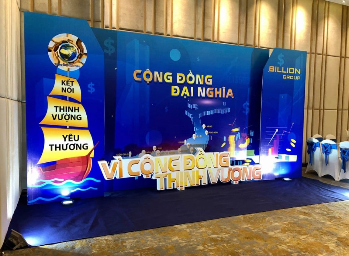 In Nhanh Pro mang đến dịch vụ thi công backdrop trọn gói, kết hợp công nghệ in ấn hiện đại và tay nghề khéo léo để tạo nên những tác phẩm không chỉ đẹp mà còn bền bỉ theo thời gian