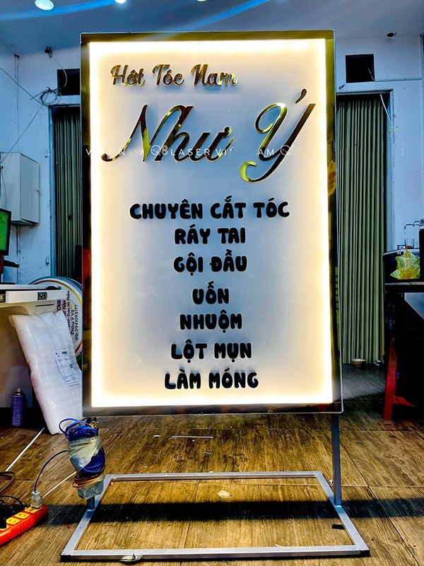 bien-hieu-makeup-dung bảng hiệu quảng cáo makeup đứng