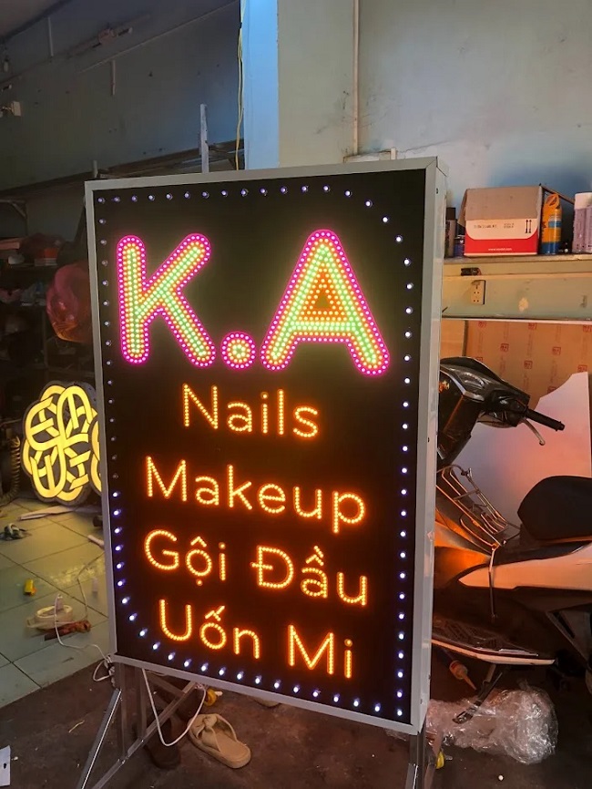 bien-makeup-dung-1 Biển quảng cáo makeup đứng đèn led
